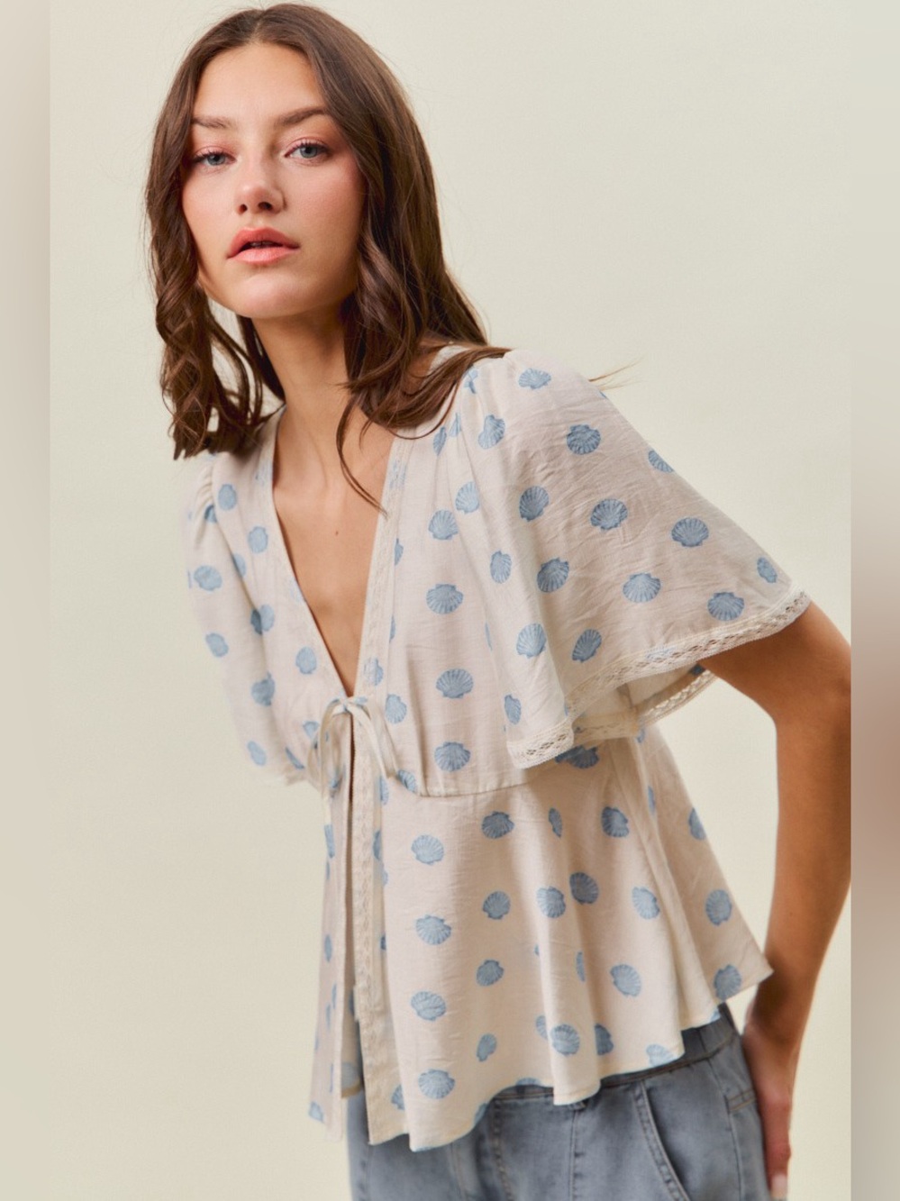 SO ME Shell Print Tie Front Flutter Sleeves Blouse Top - Picture 4 of 16